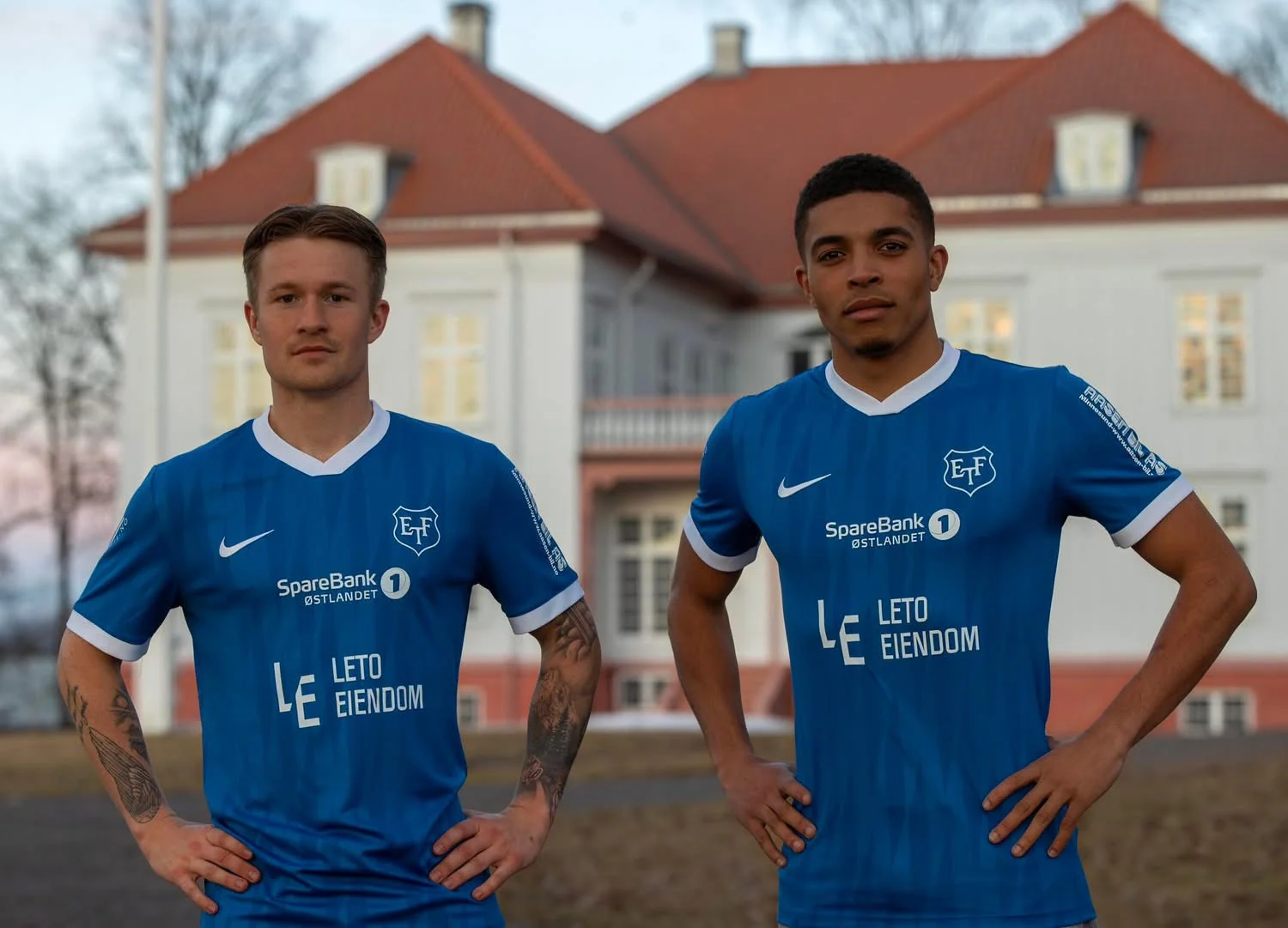 Nye stilrene fotballdrakter i symbolsk design for Eidsvold Turn mot en lys bakgrunn